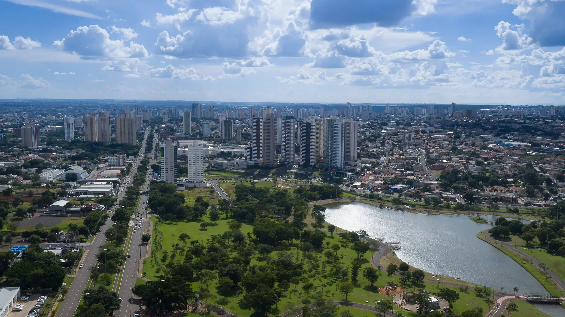 Vista aérea de Campo Grande, com o Parque das Nações Indígenas em primeiro plano e os prédios da cidade ao fundo