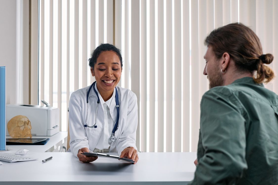 Cena ilustrativa de médica conversando com paciente em consulta