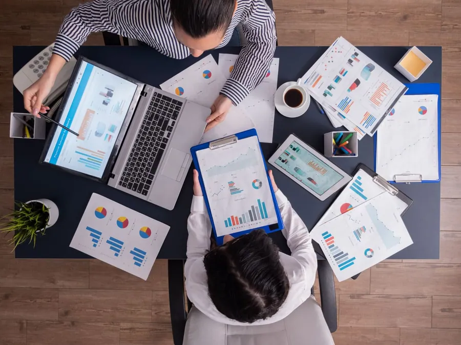 Equipe de RH analisando relatórios sobre a mesa